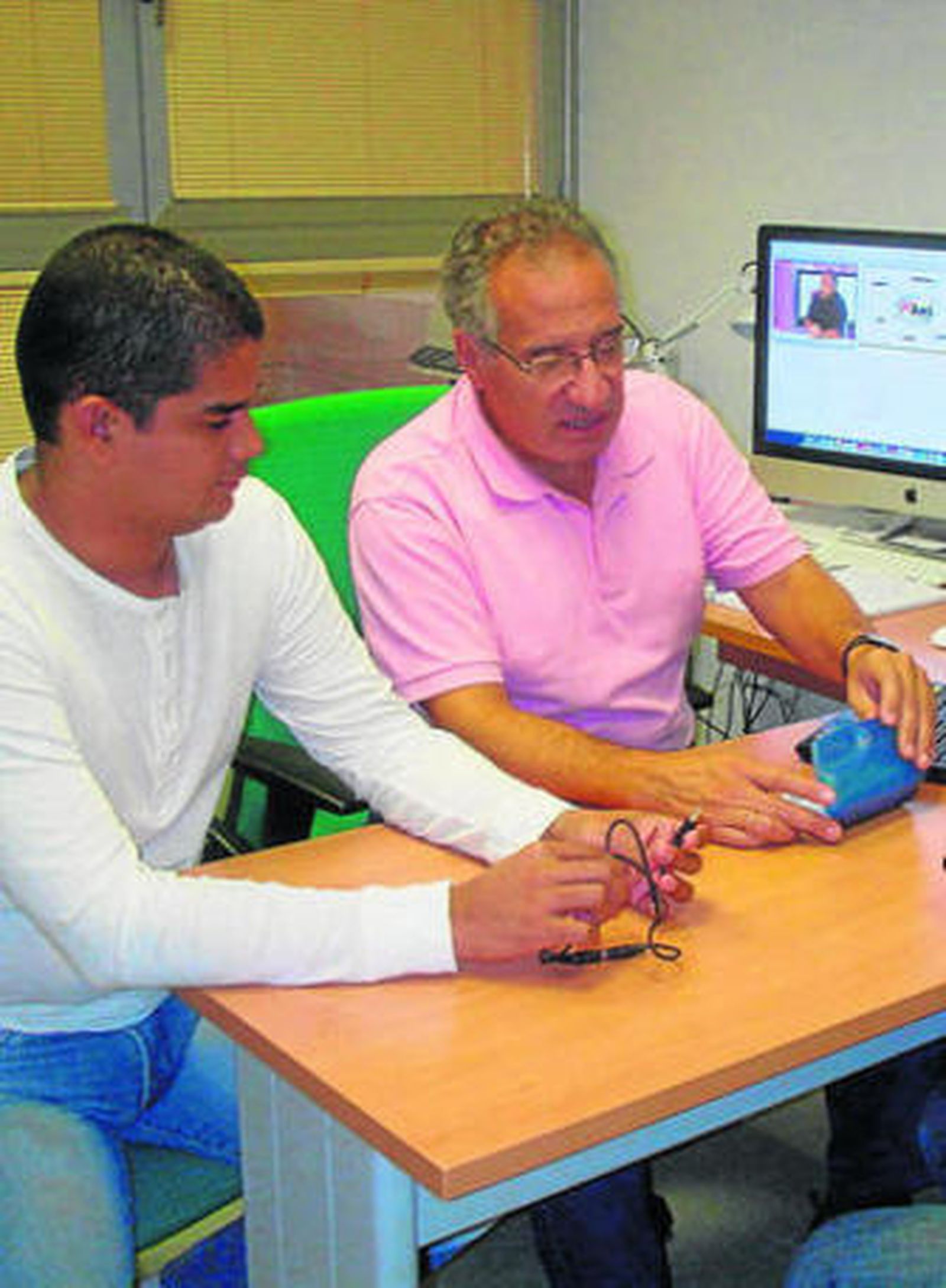 José Bravo, junto a un miembro del grupo de investigación MAMI.