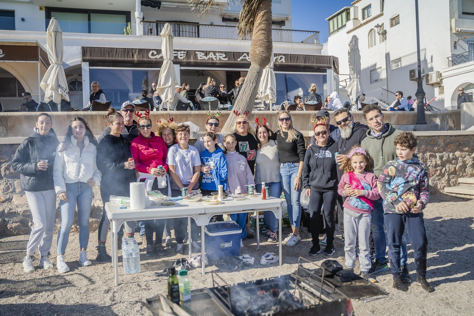Miles de personas despiden el año 2024 en Las Moragas de Roquetas, en imágenes