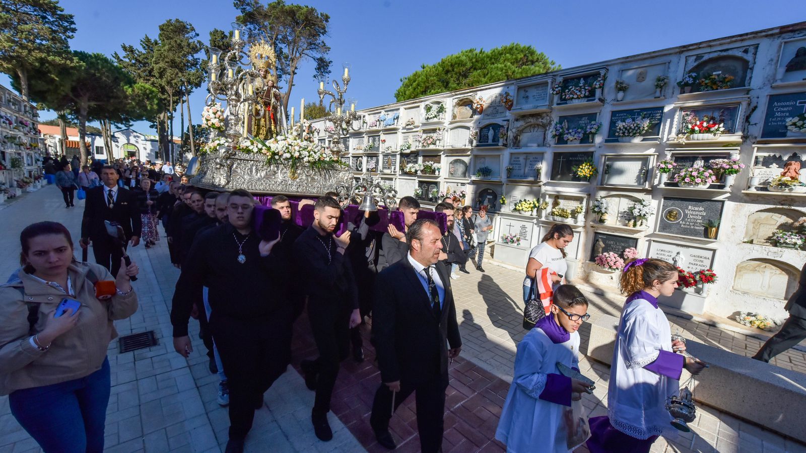 La procesión de la Virgen del Carmen en La Línea por el día de Todos los Santos, en imágenes