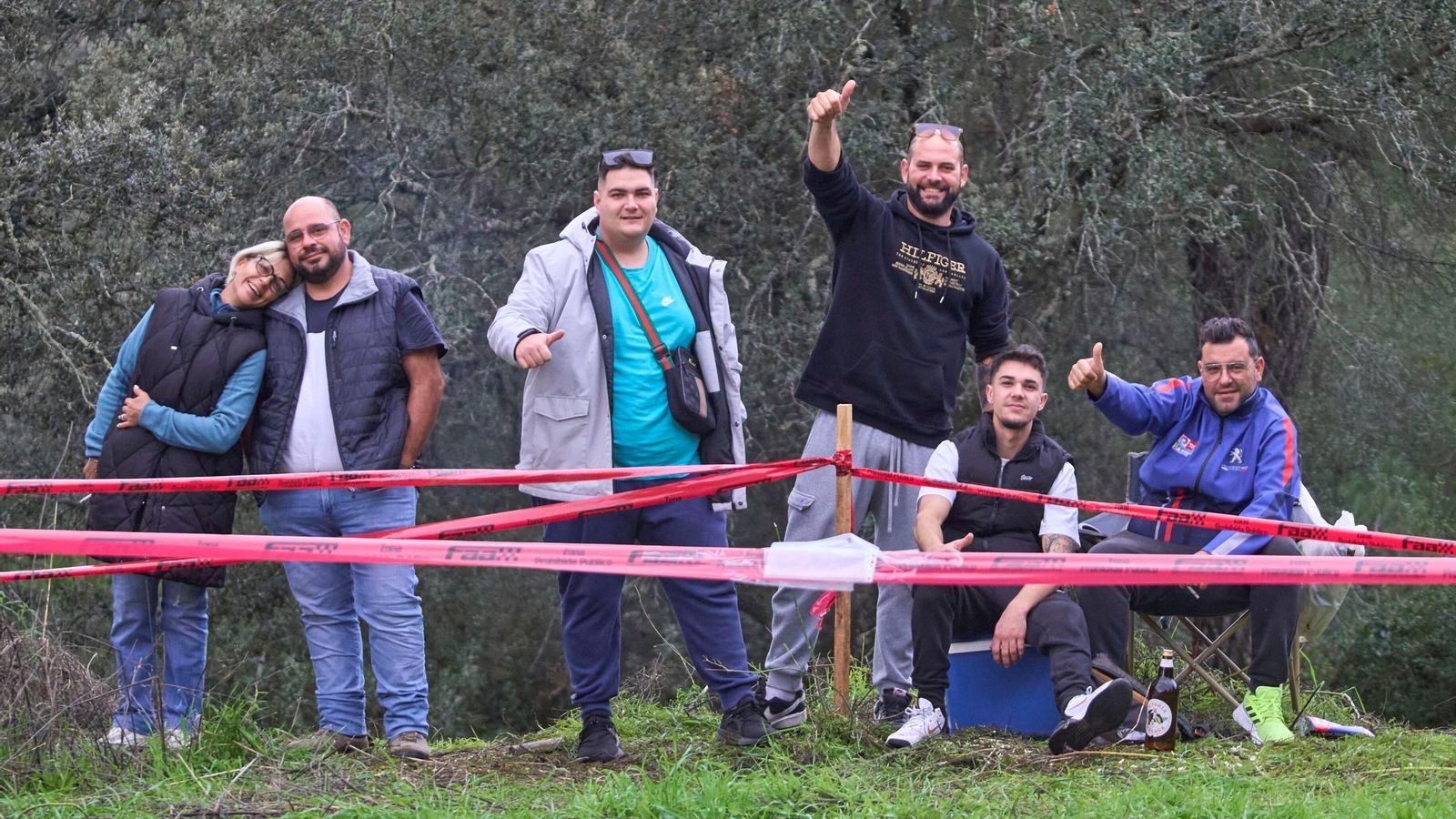 Un grupo de aficionados siguen a pie de carretera la Subida a Trasierra del año pasado.