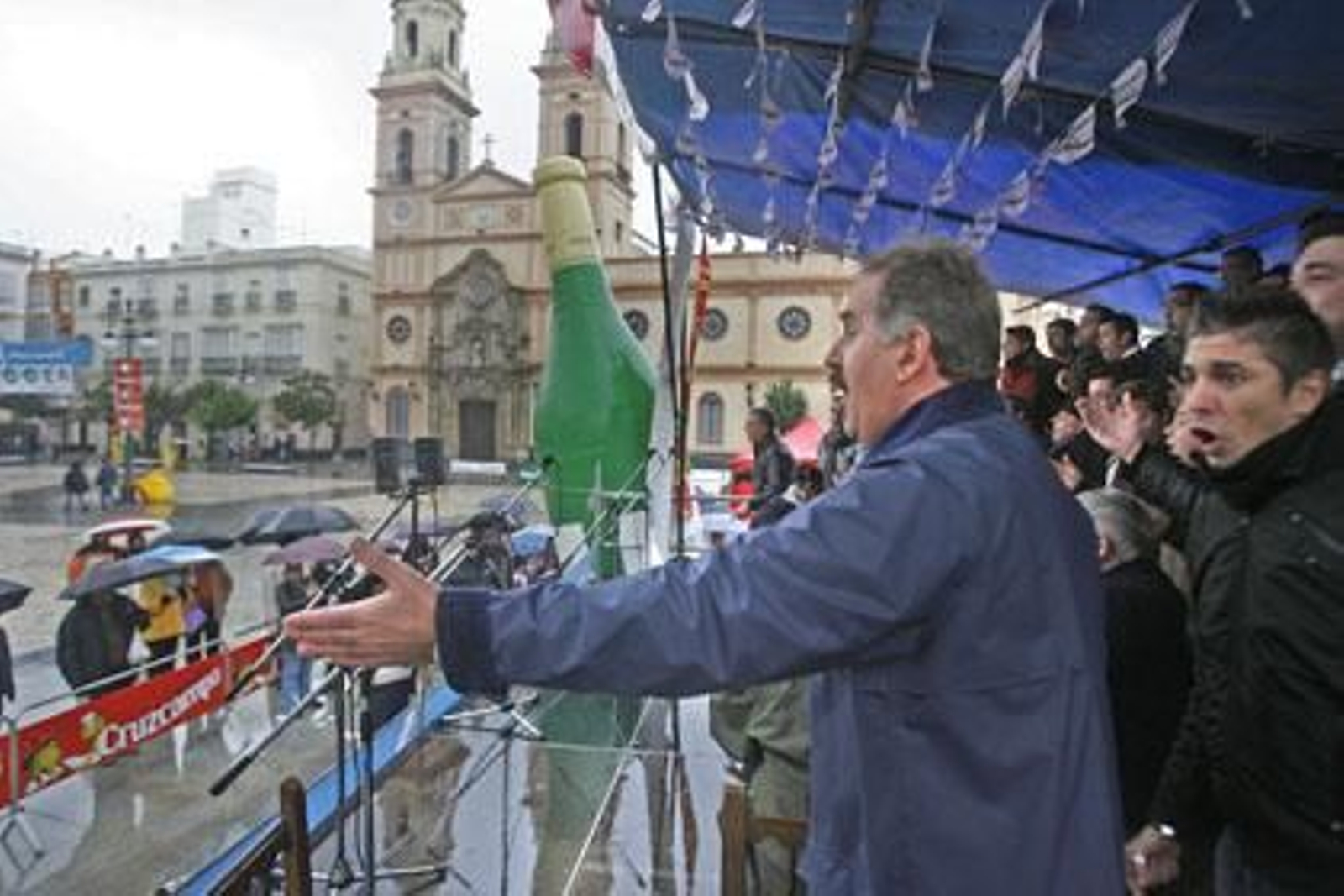 La lluvia no impidió que la ostionada siguiera adelante, actuaciones incluidas, pero sí propició la estampa de la Plaza de San Antonio casi vacía

Foto: Joaquin Pino