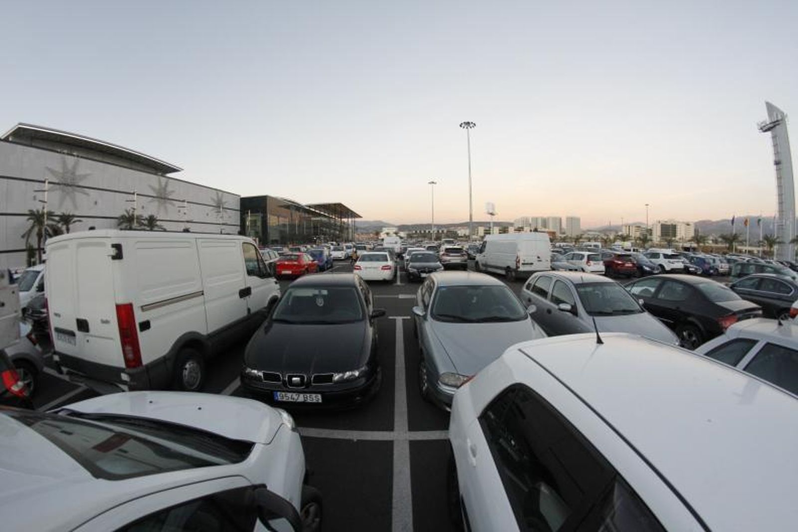 Hay más de 6.000 plazas de aparcamiento en el centro comercial.