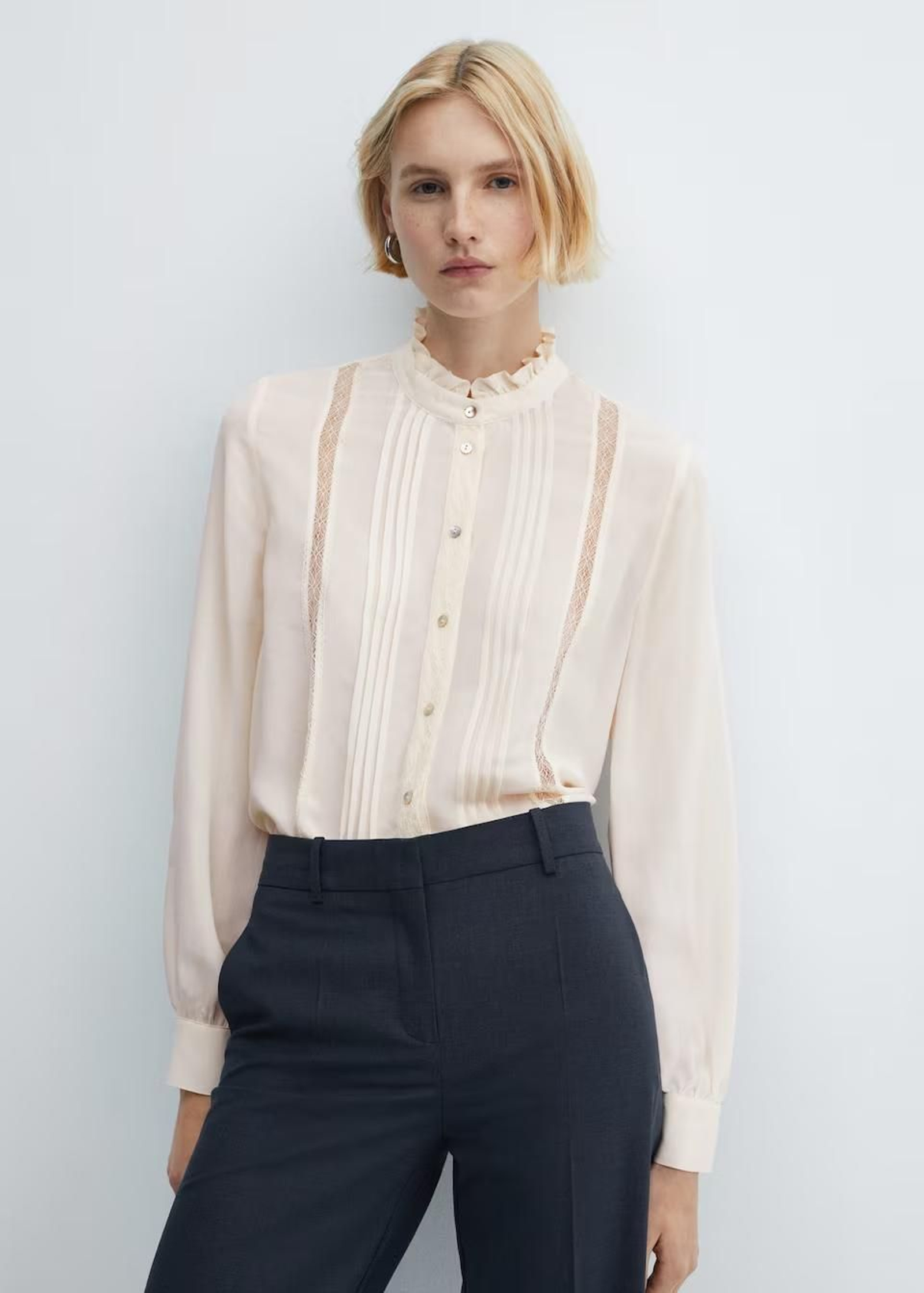 Blusa blanca de encajes de Mango. Blusa blanca de encajes de Mango.