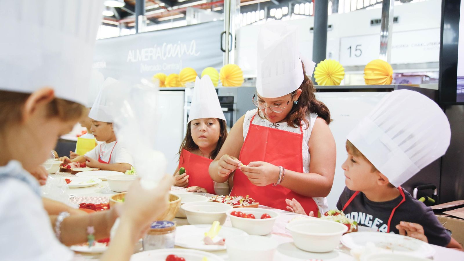 Las imágenes del taller infantil de cocina en el mercado de Almería