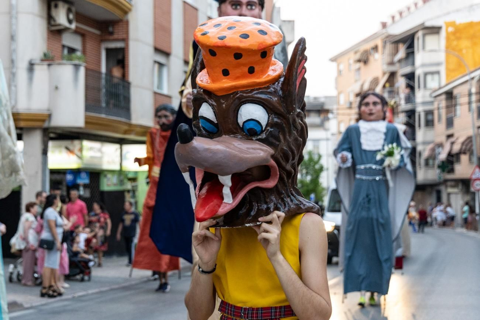 Pasacalles inaugural, fuegos artificiales e iluminación de la portada de feria y del recinto ferial de la Feria de San Bartolomé en Martos