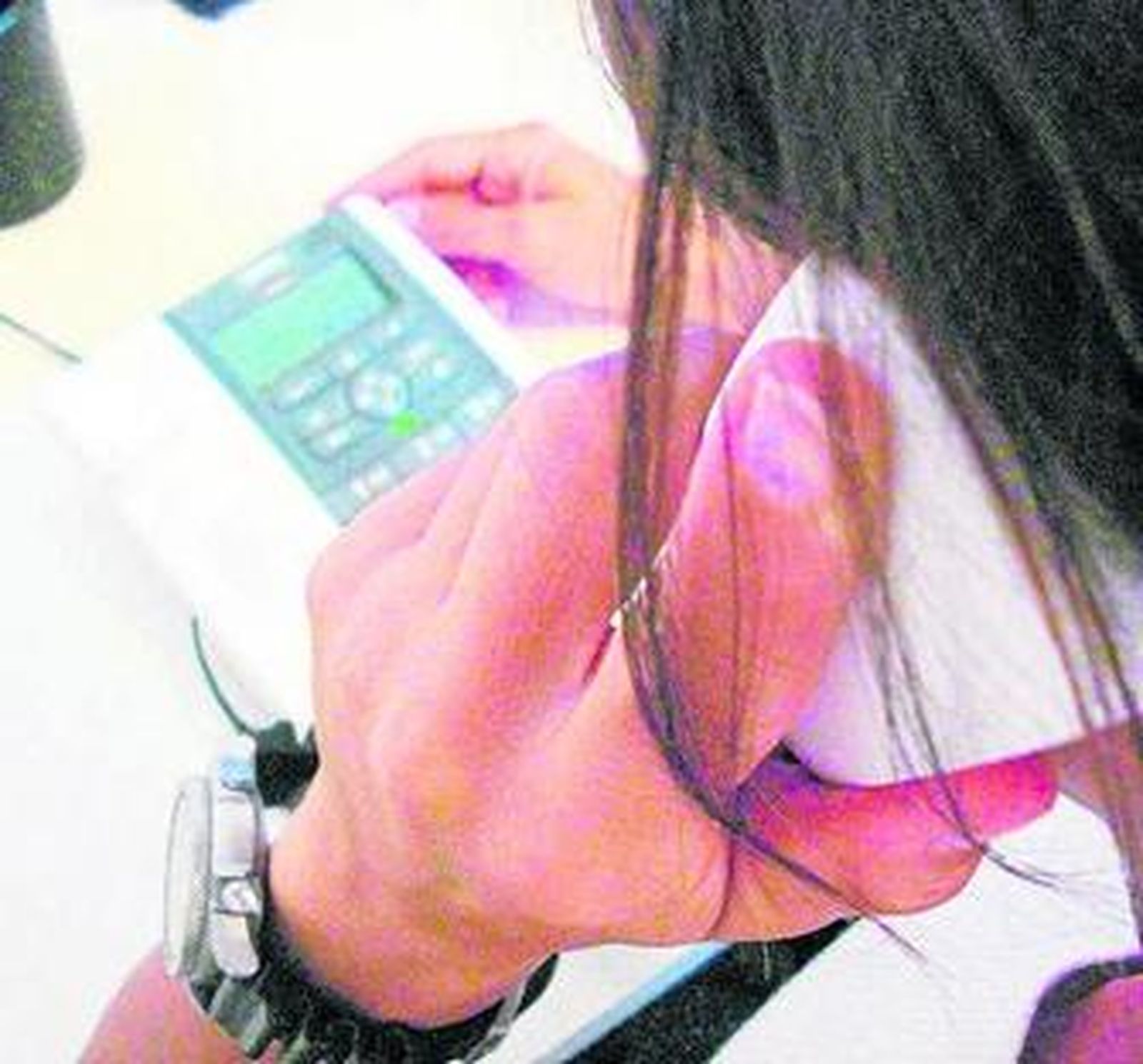 Una usuaria realiza una llamada por teléfono.