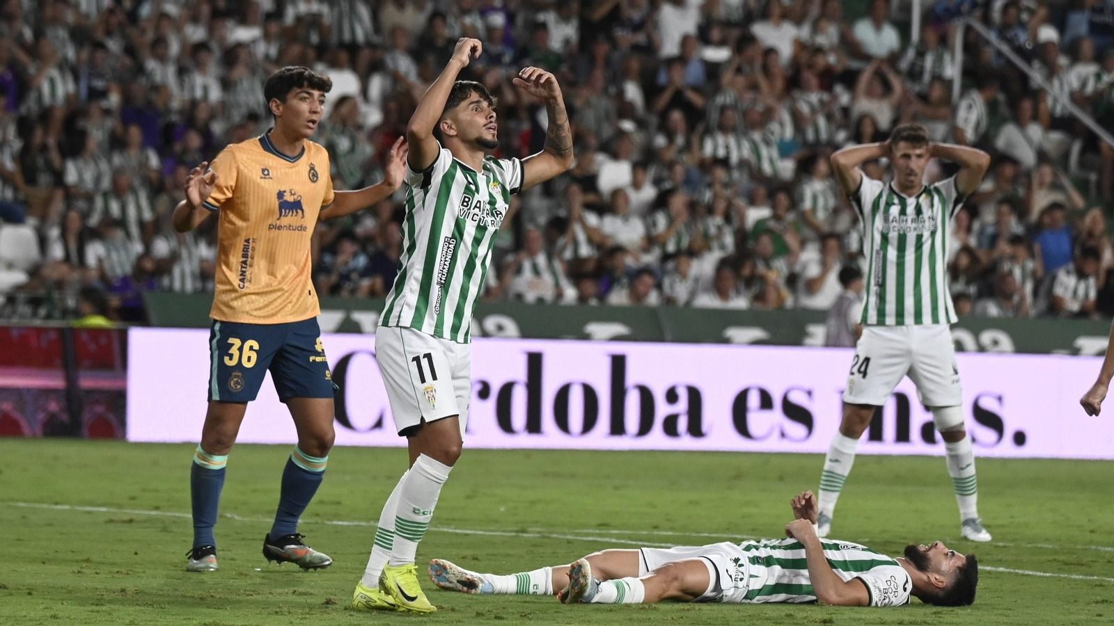 Kevin Medina se lamenta de una ocasión fallada en el Córdoba CF - Racing de Santander.