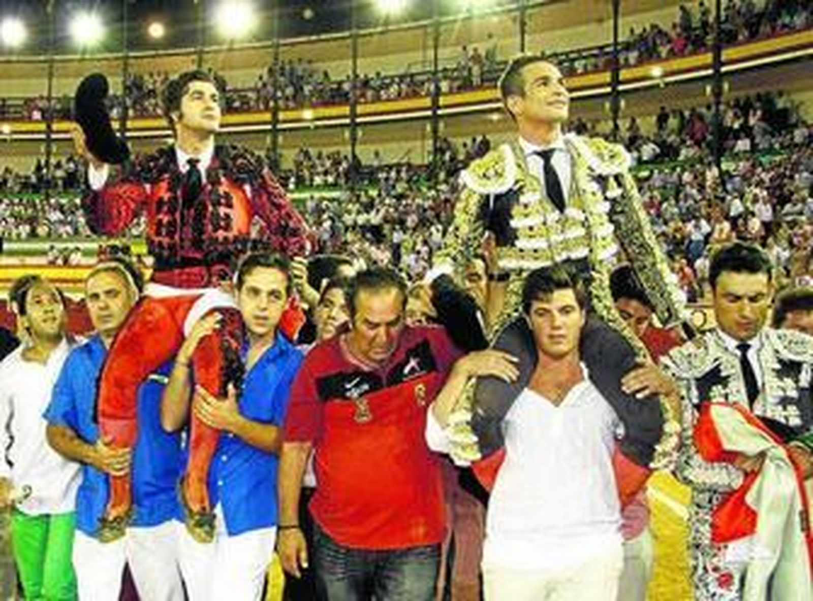 Morante de la Puebla y José María Manzanares son portados en hombros, ayer, en El Puerto.