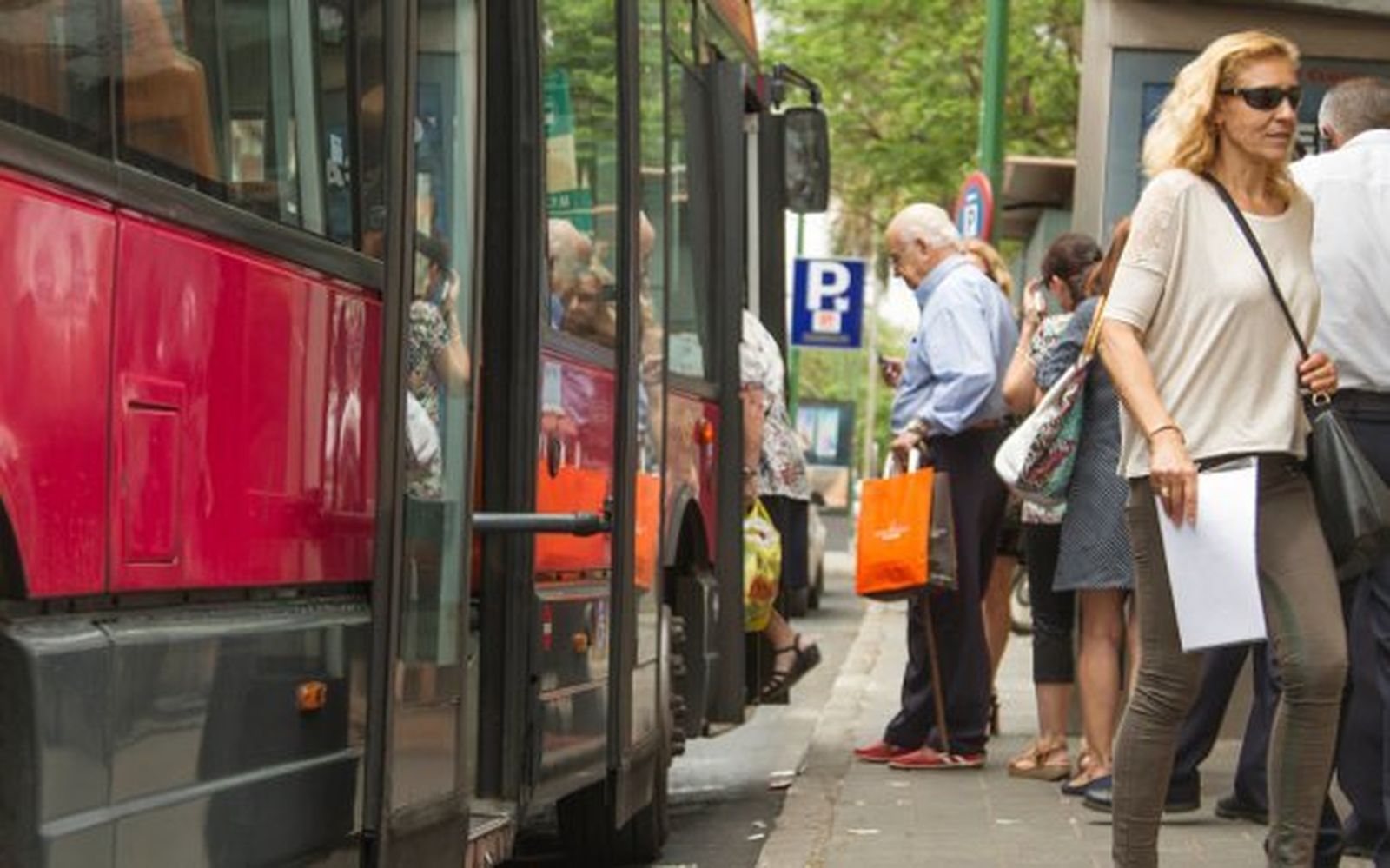Usuarios de Tussam en una parada.
