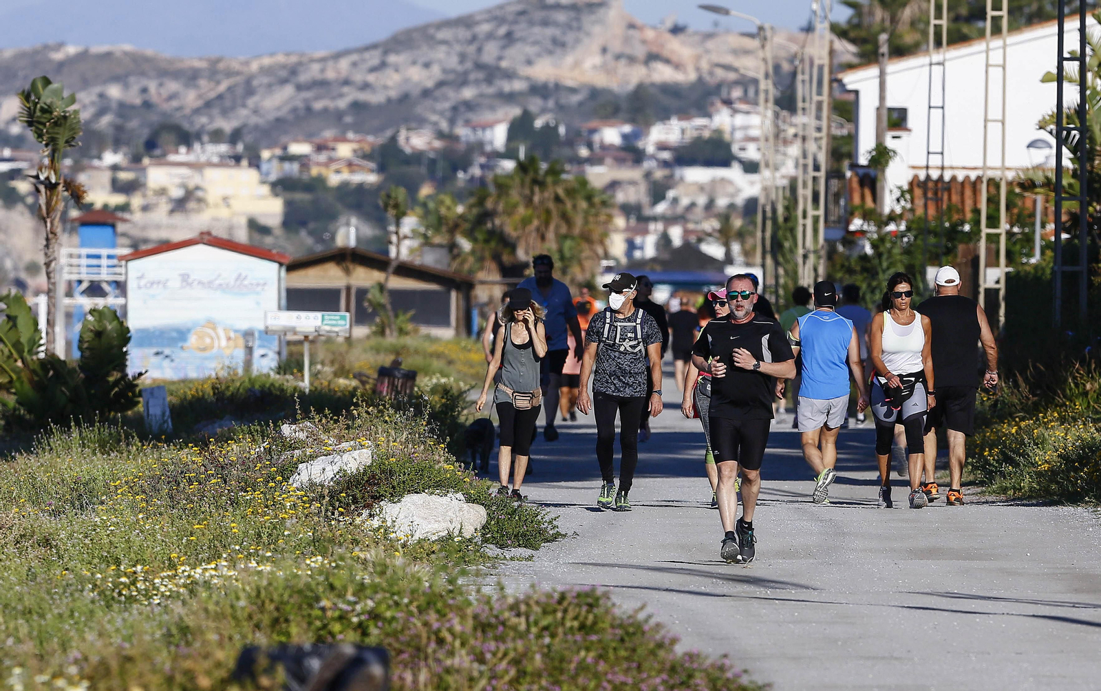 Runners y ciclistas salen al atardecer, en fotos