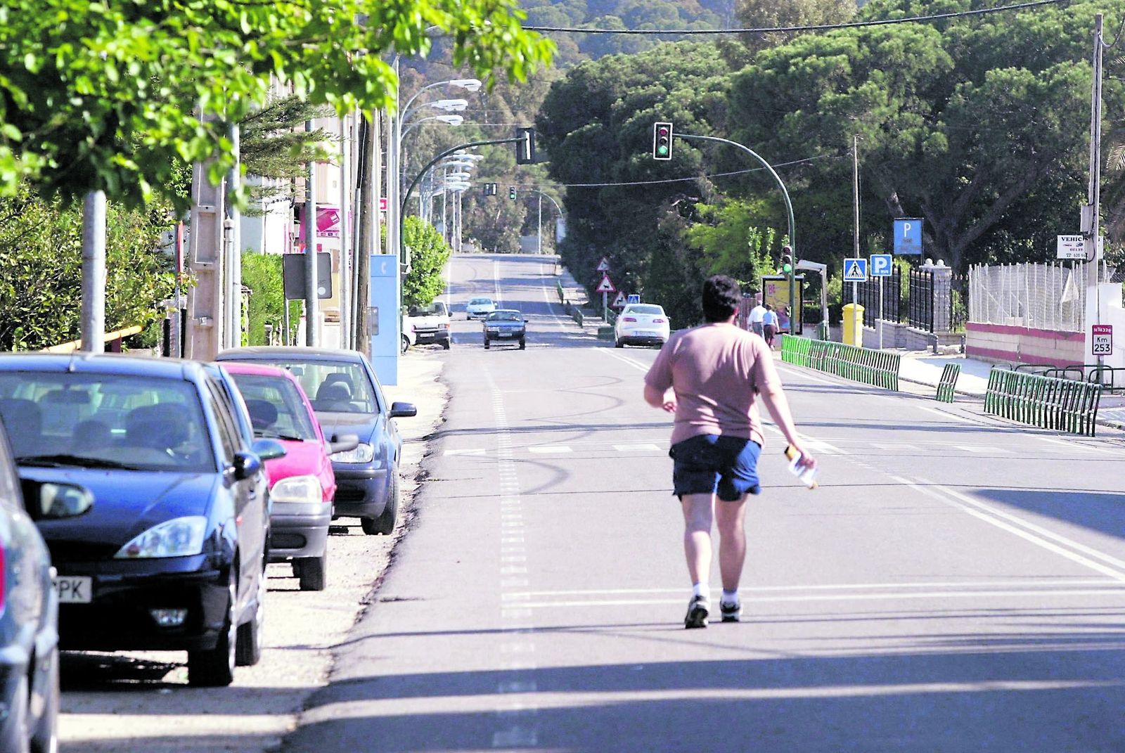 Un vecino transita por la vía principal de la barriada de Cerro  Muriano.