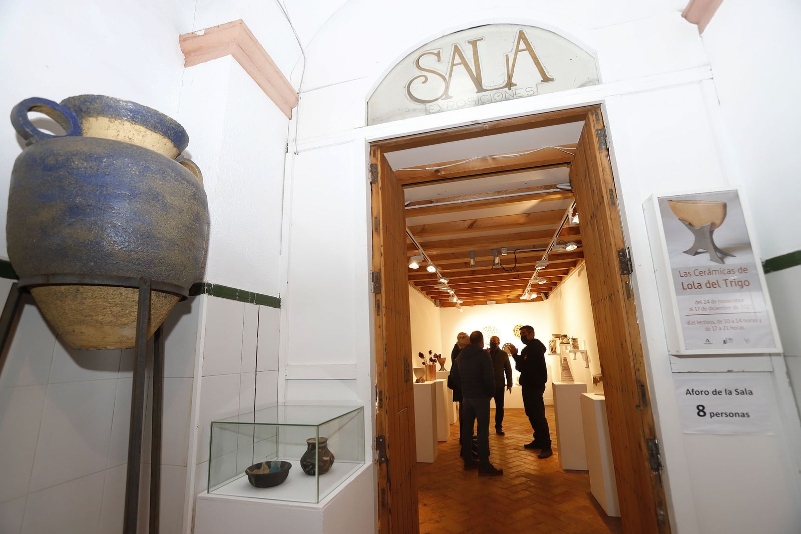 Imagen de la inauguración de la exposición dedicada a Lola del Trigo en la Escuela de Arte León Ortega.