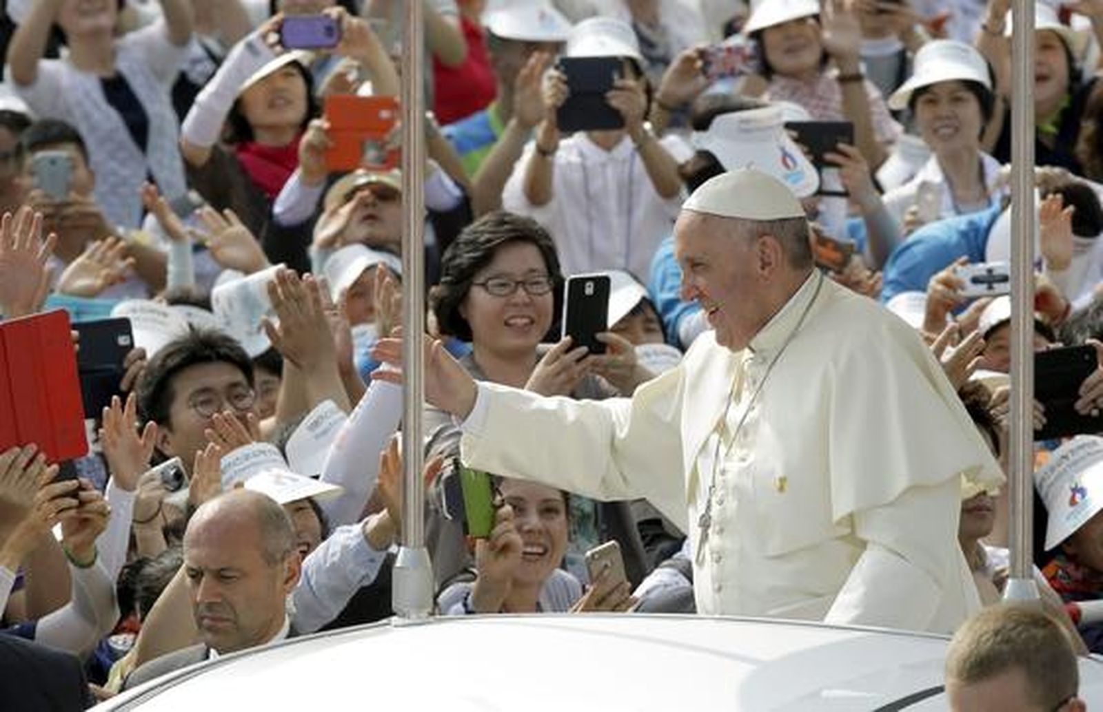 El Papa llama hipócritas a los religiosos que "viven como ricos"