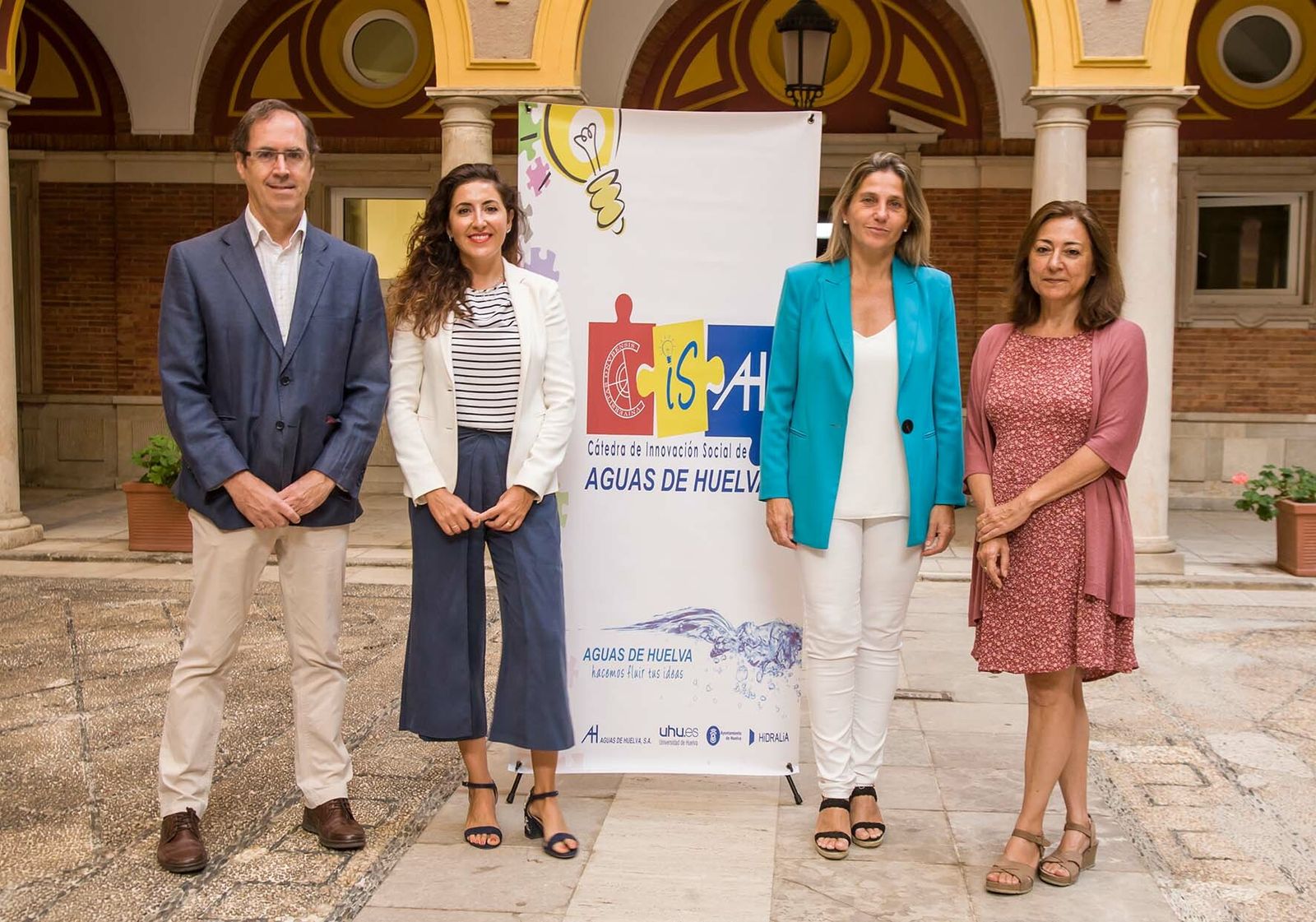 Las autoridades competentes en el tercer certamen de premios a TFM y TFG