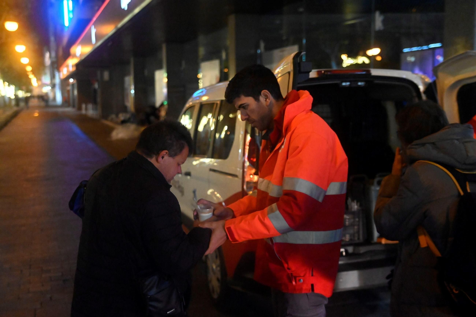 Una noche en la calle con la Cruz Roja de Córdoba, en imágenes