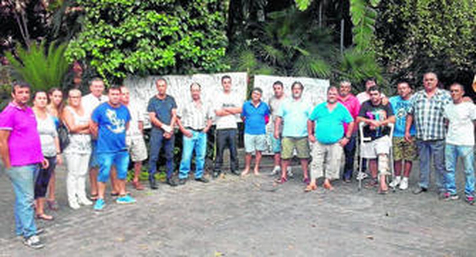 Los mariscadores sanluqueños iniciaron ayer concentraciones diarias de protesta en el Palacio Municipal.