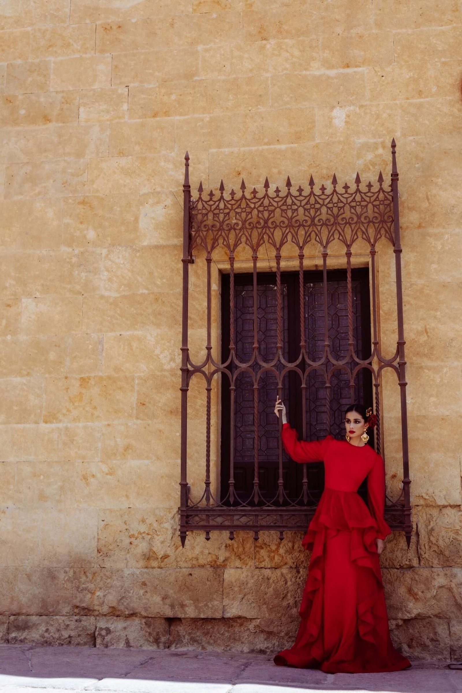Vestido confeccionado en tul rojo con una espectacular cascada de volantes.