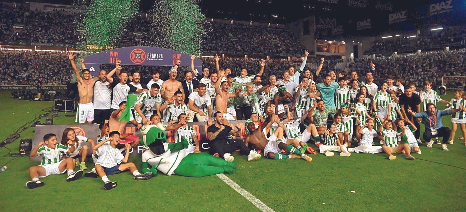 Jugadores, directivos, cuerpo técnico y demás miembros del CórdobaCFcelebran el ascenso a SegundaDivisión sellado el 24 de junio de 2024 tras derrotar al Barcelona Atlètic.