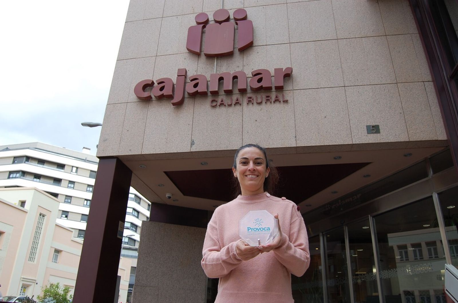 La almeriense Tania Venteo, cuya labor solidaria es reconocida por Cajamar