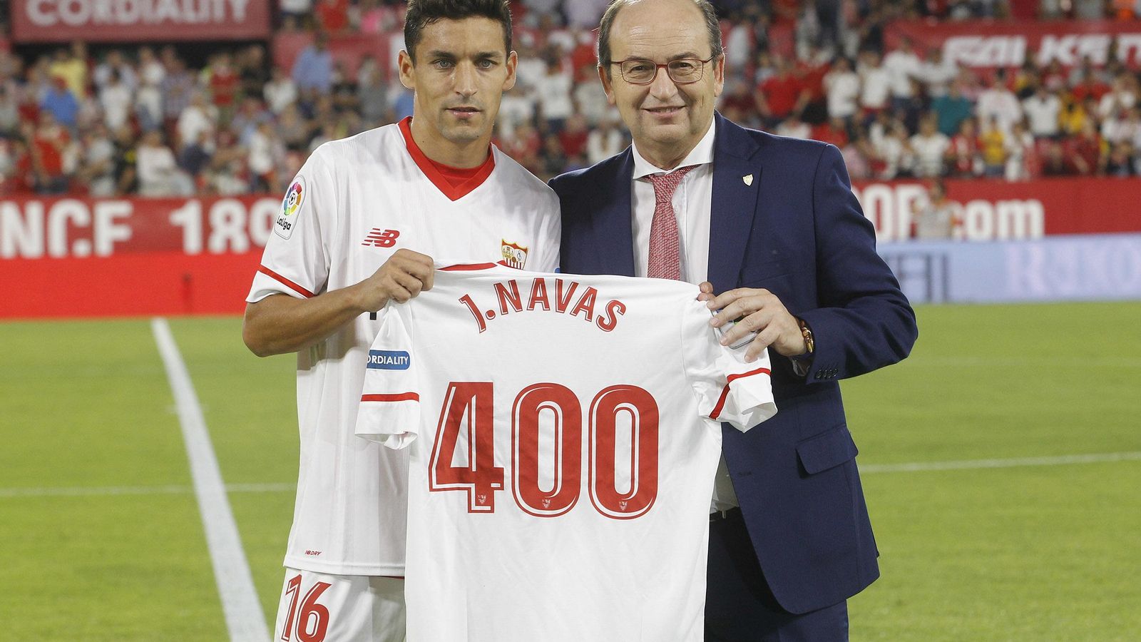 Jesús Navas posa junto a José Castro con una camiseta conmemorativa por su 400 partido como sevillista