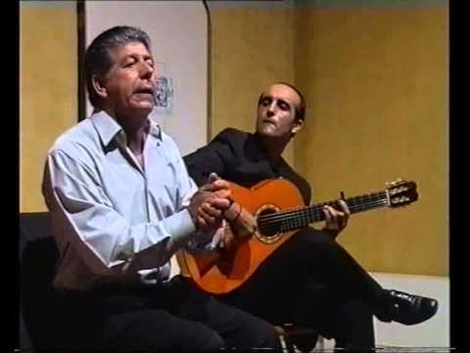 El Boina, ya veterano en la imagen, canta en Los Gobernadores acompañado de El Kuko.