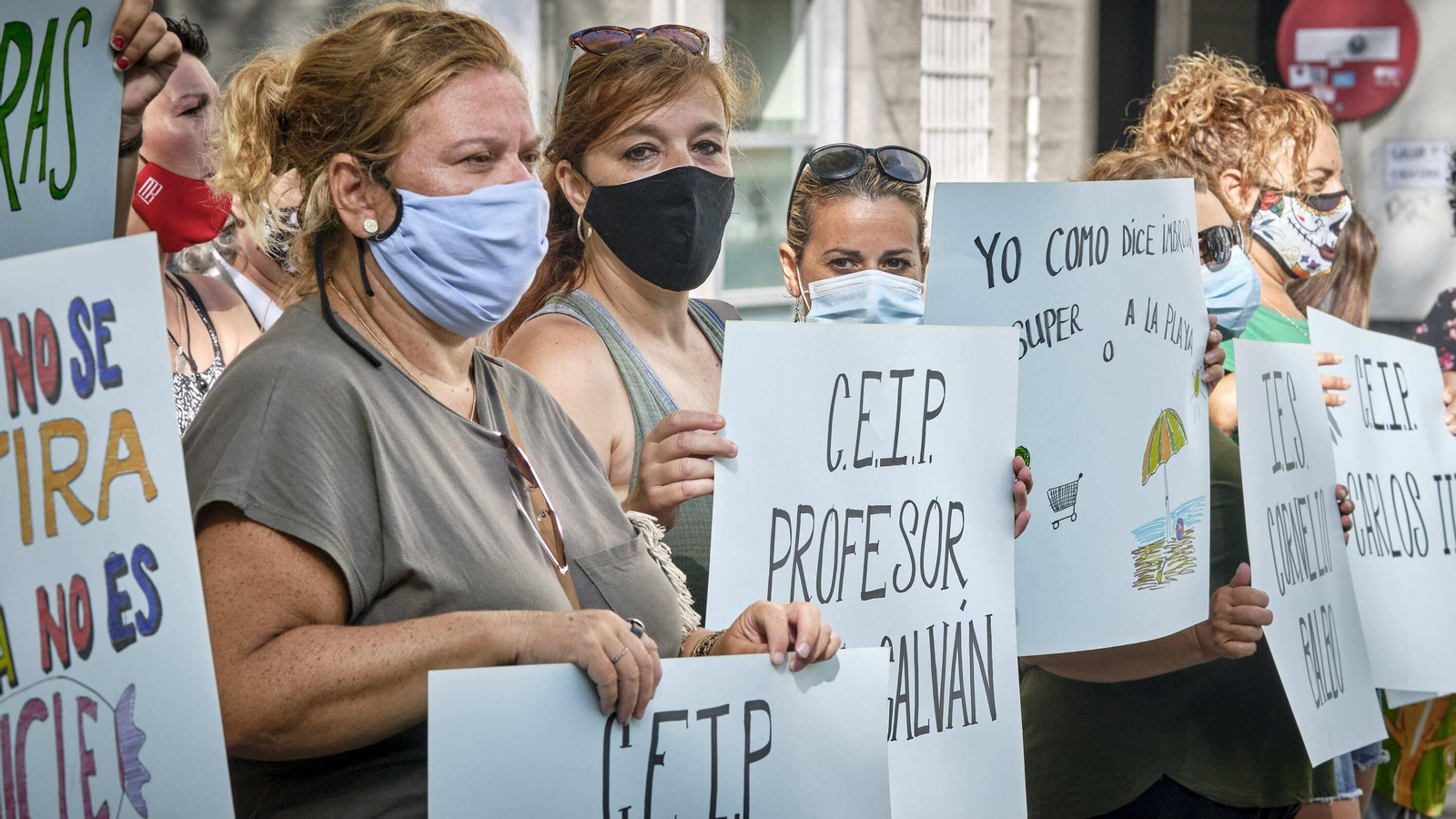 Aula escolar instalada en la plaza de Mina para intentar demostrar que si no se disminuye la ratio, no se cumple la distancia de seguridad entre los alumnos