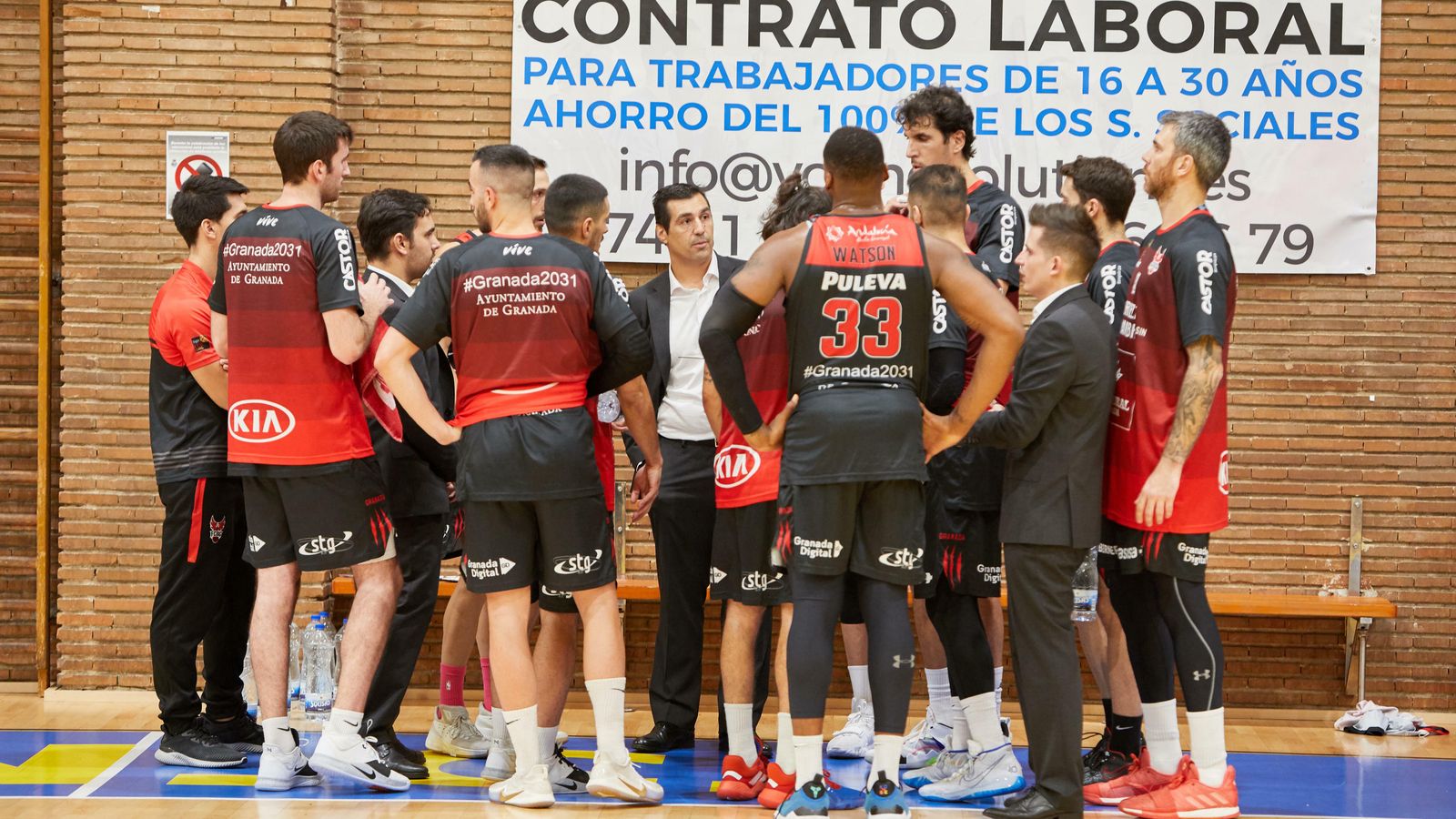 Pablo Pin, junto a sus jugadores en un tiempo muerto.