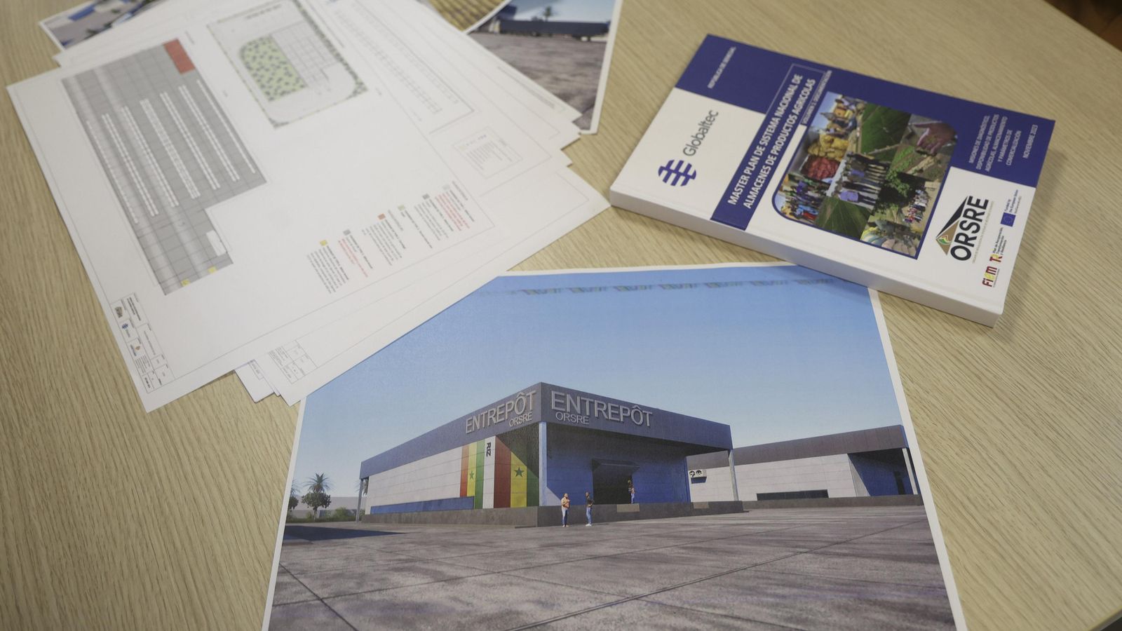 Planos, el máster plan y una infografía de una de las naves proyectadas.