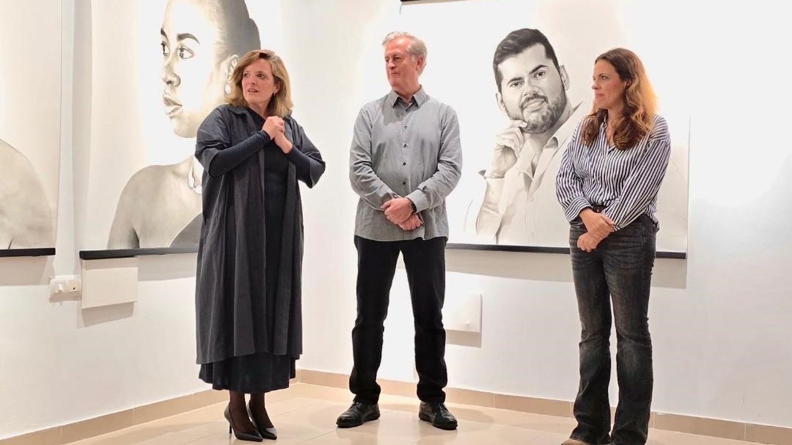El pintor Justo Mesa con la concejala Maite González y Belén González.
