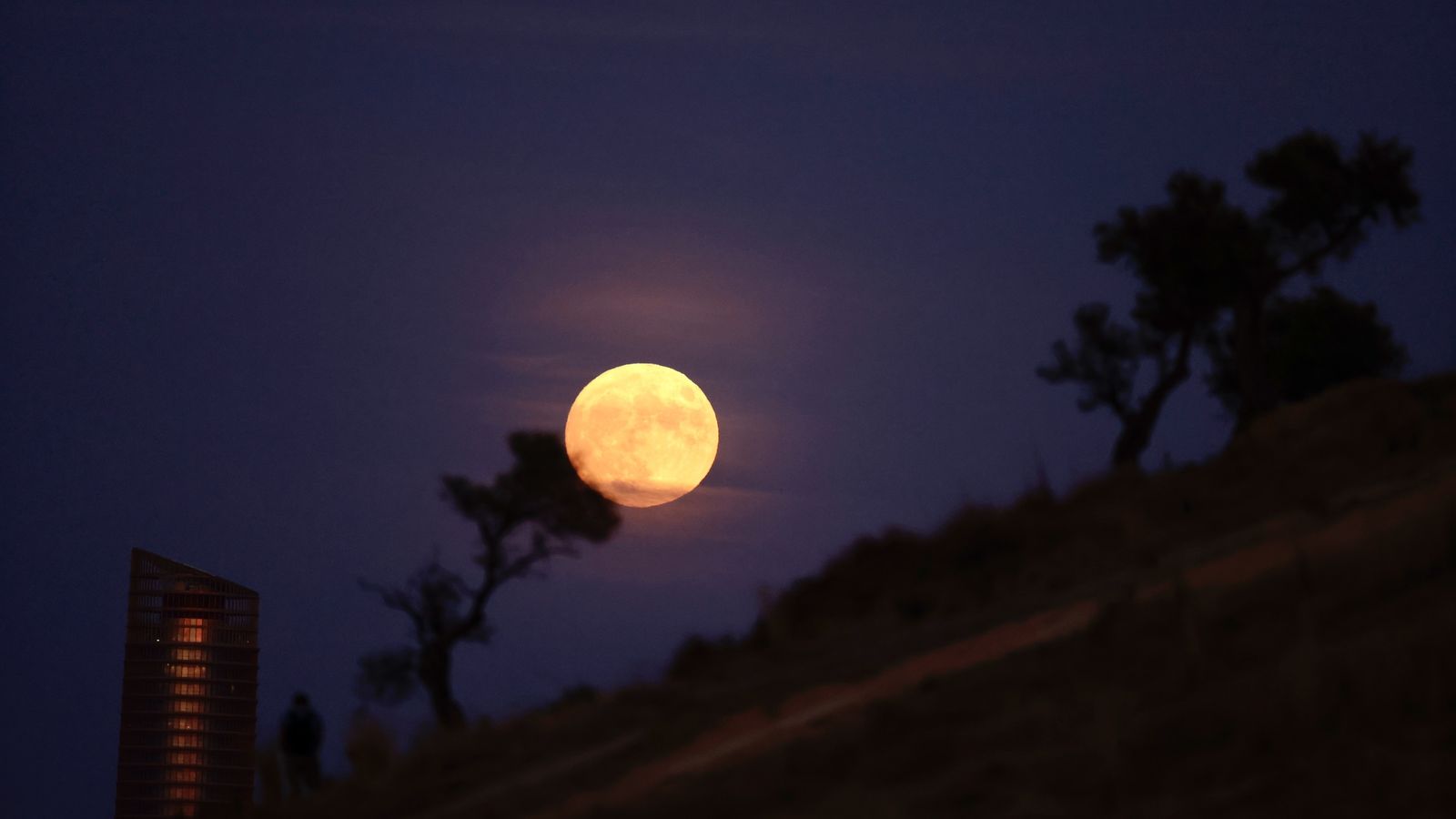 Otra imagen de la Superluna Azul de este 30 de agosto
