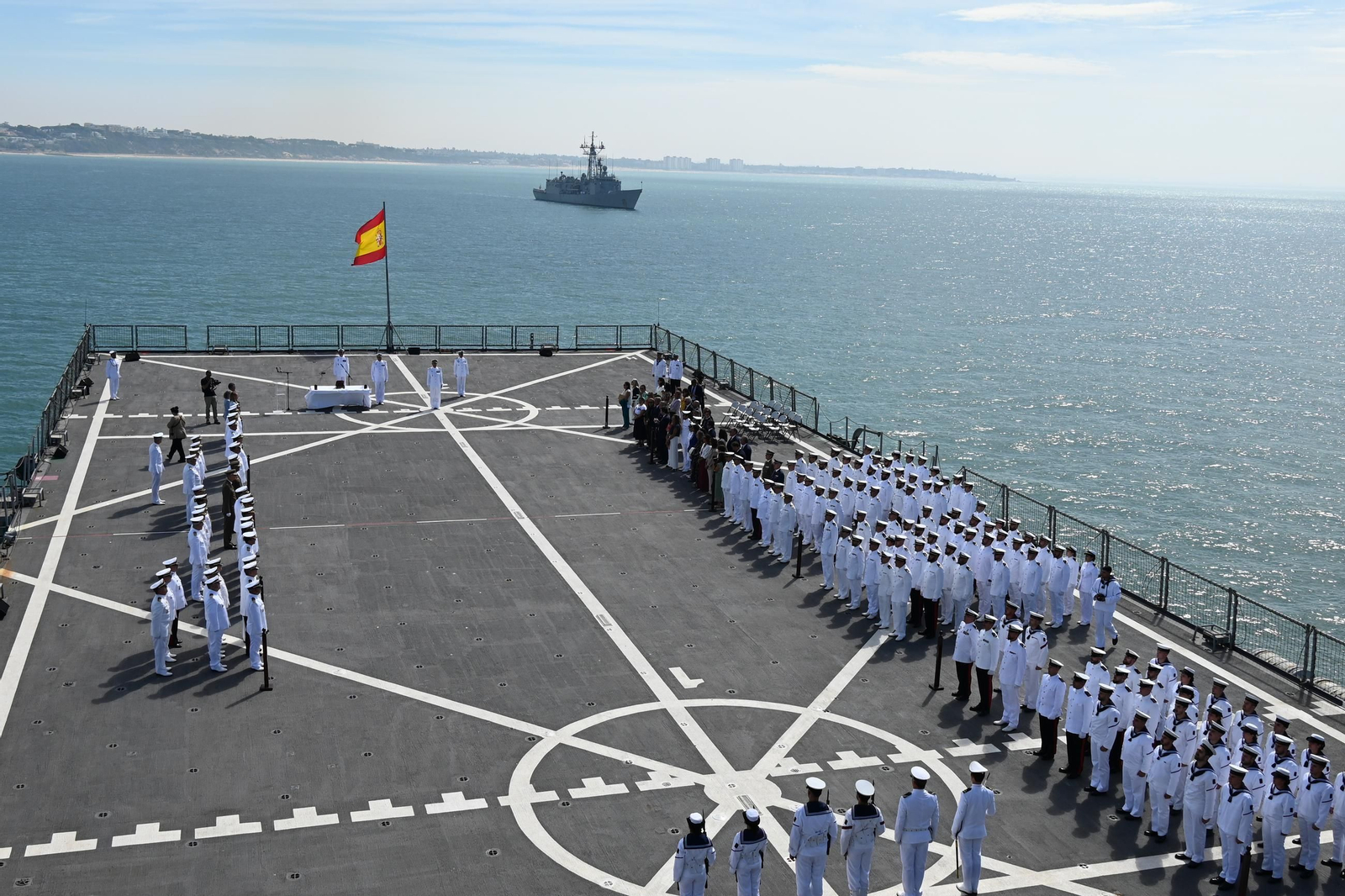 Un momento de la toma de posesión del nuevo ALFLOT a bordo del buque 'Castilla'.