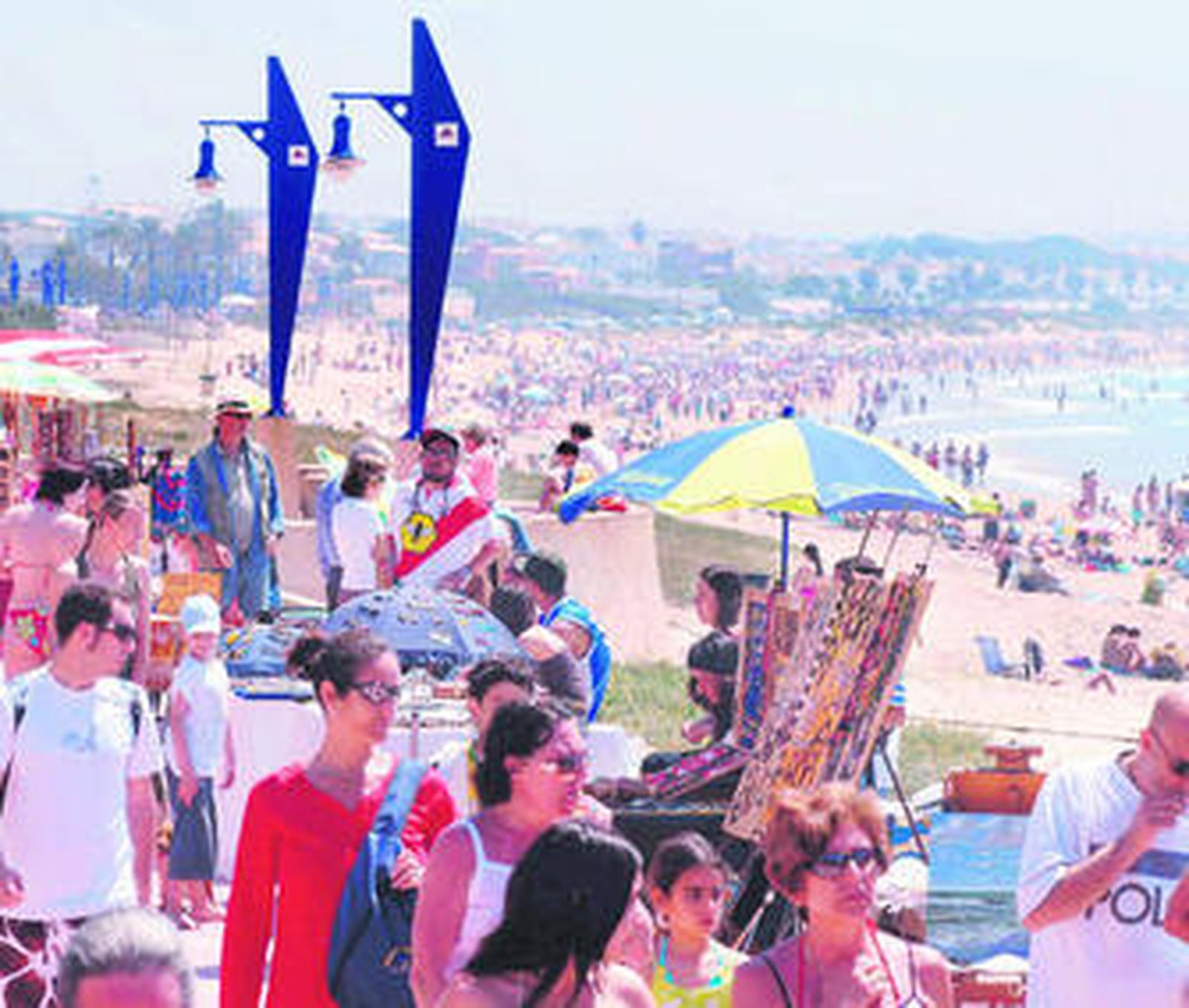 La Barrosa, llena, en una imagen del verano pasado.