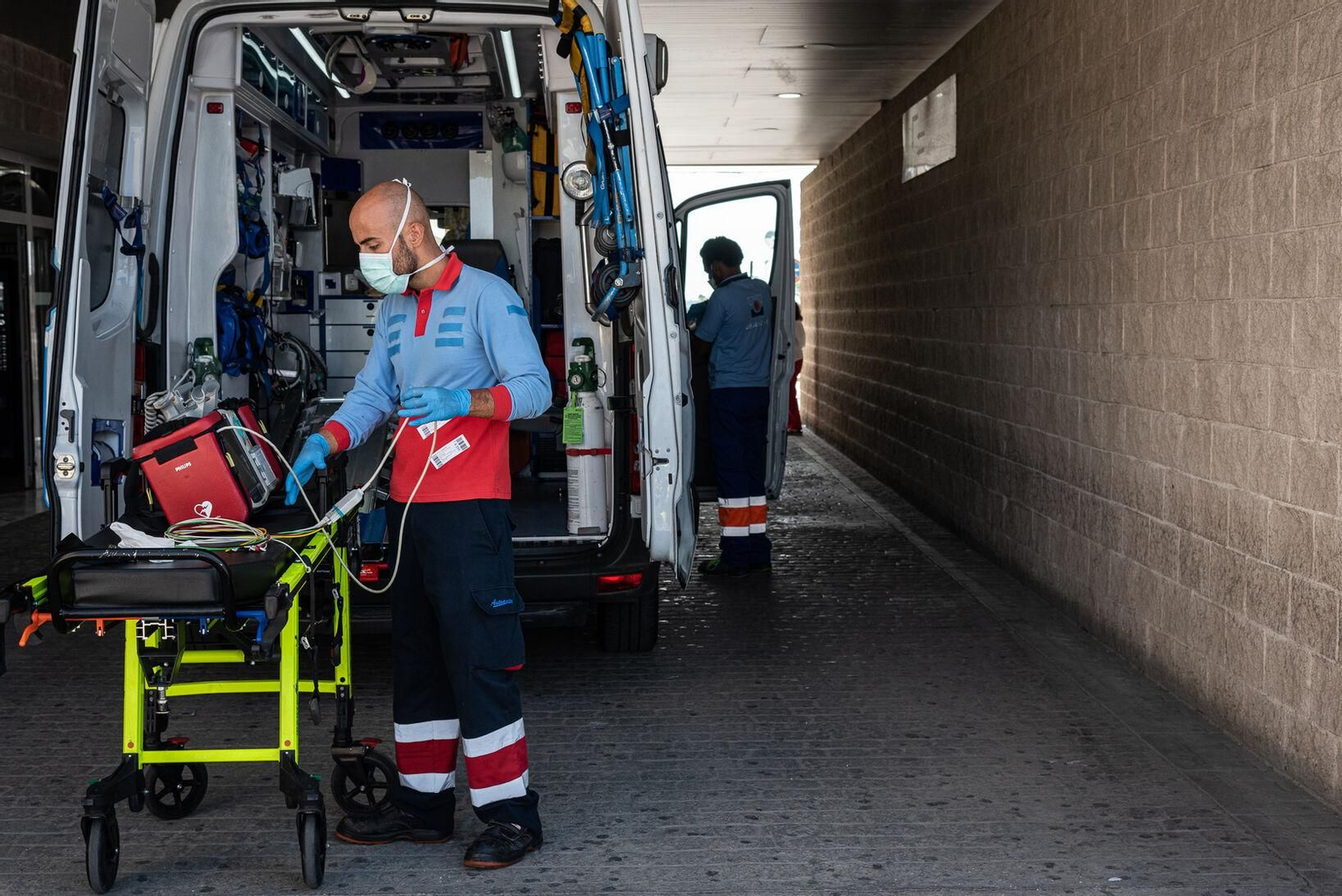 Sanitarios en una ambulancia, a las puertas del Juan Ramón Jiménez.