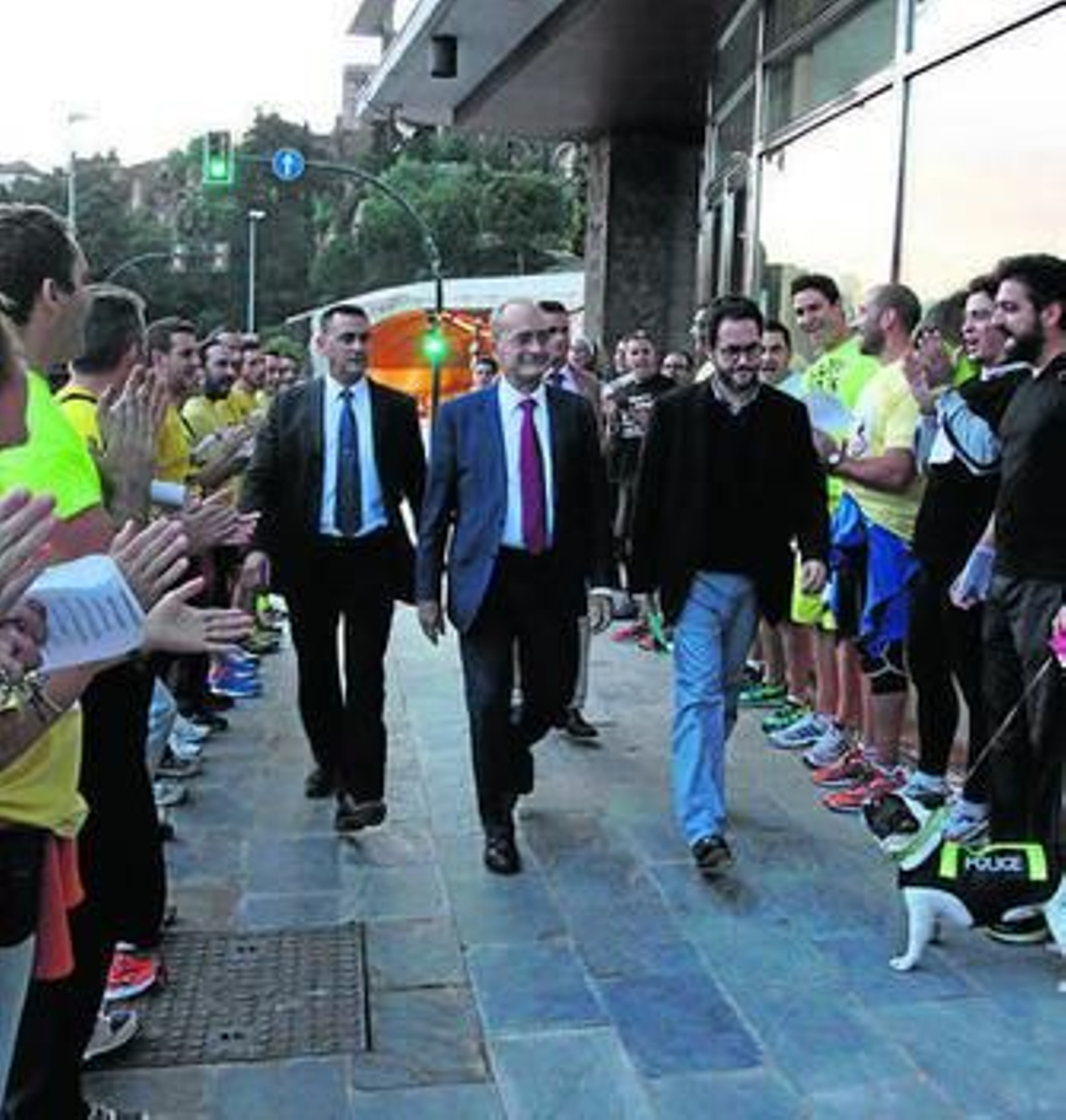 De la Torre, ayer, ante policías que protestaban por los recortes
