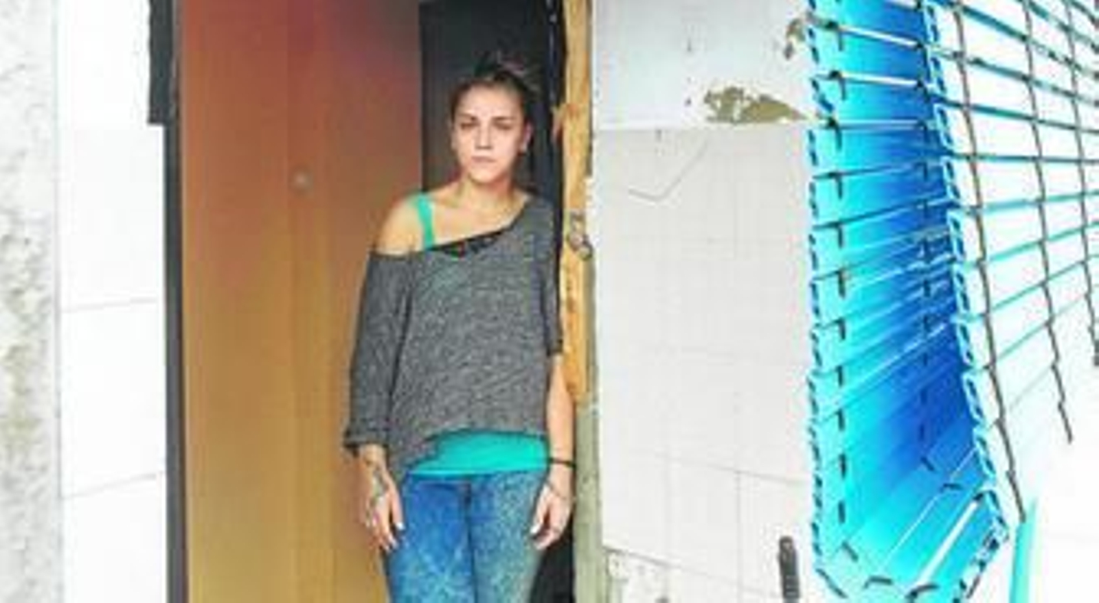 Estefanía Talavera, en la puerta de la casa que ocupa en la calle Soledad, en el casco antiguo de Cádiz.