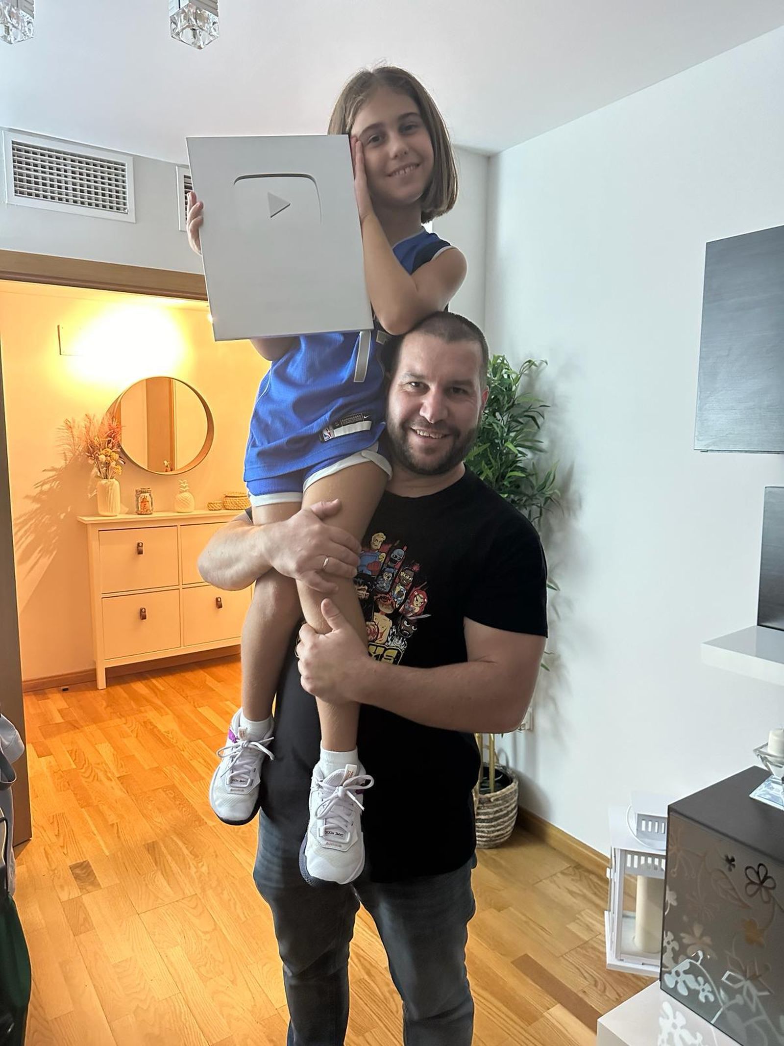 Lito y Eliana con la placa de plata de Youtube