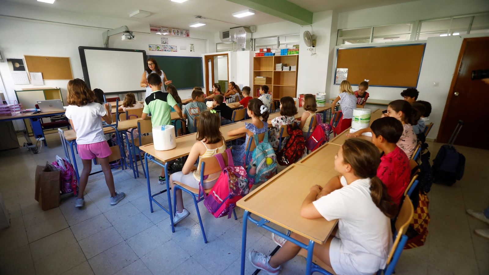 Alumnos de un colegio de la capital cordobesa el primer día de clases de este curso.