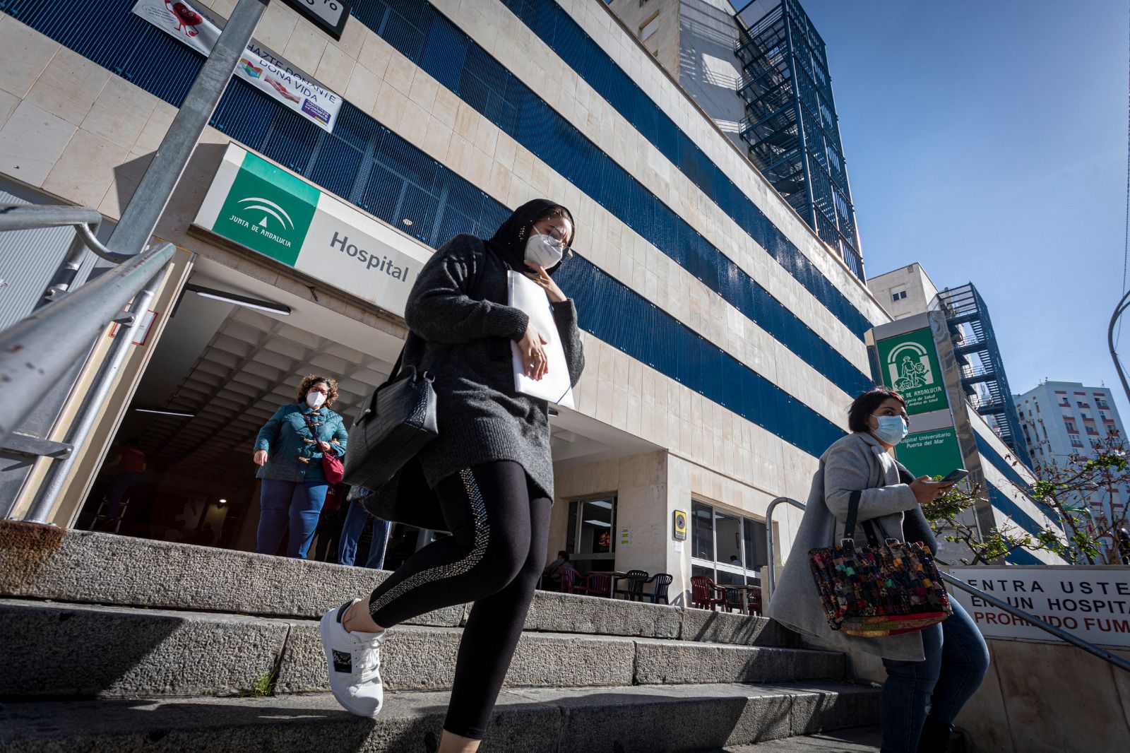 Escaleras de acceso al Hospital Puerta del Mar de Cádiz, junto a las que se celebrará la concentración.