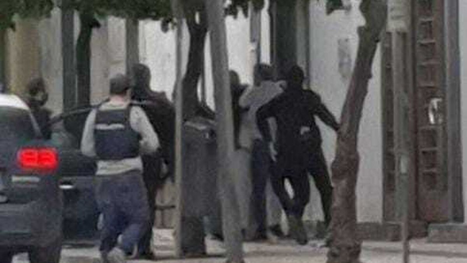 Momento de la detención de los autores del atropello a un policía en Écija.