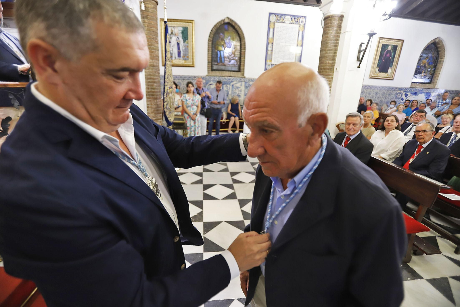 Imágenes de la Santa misa e imposición de medallas a los nuevos hermanos en la CInta