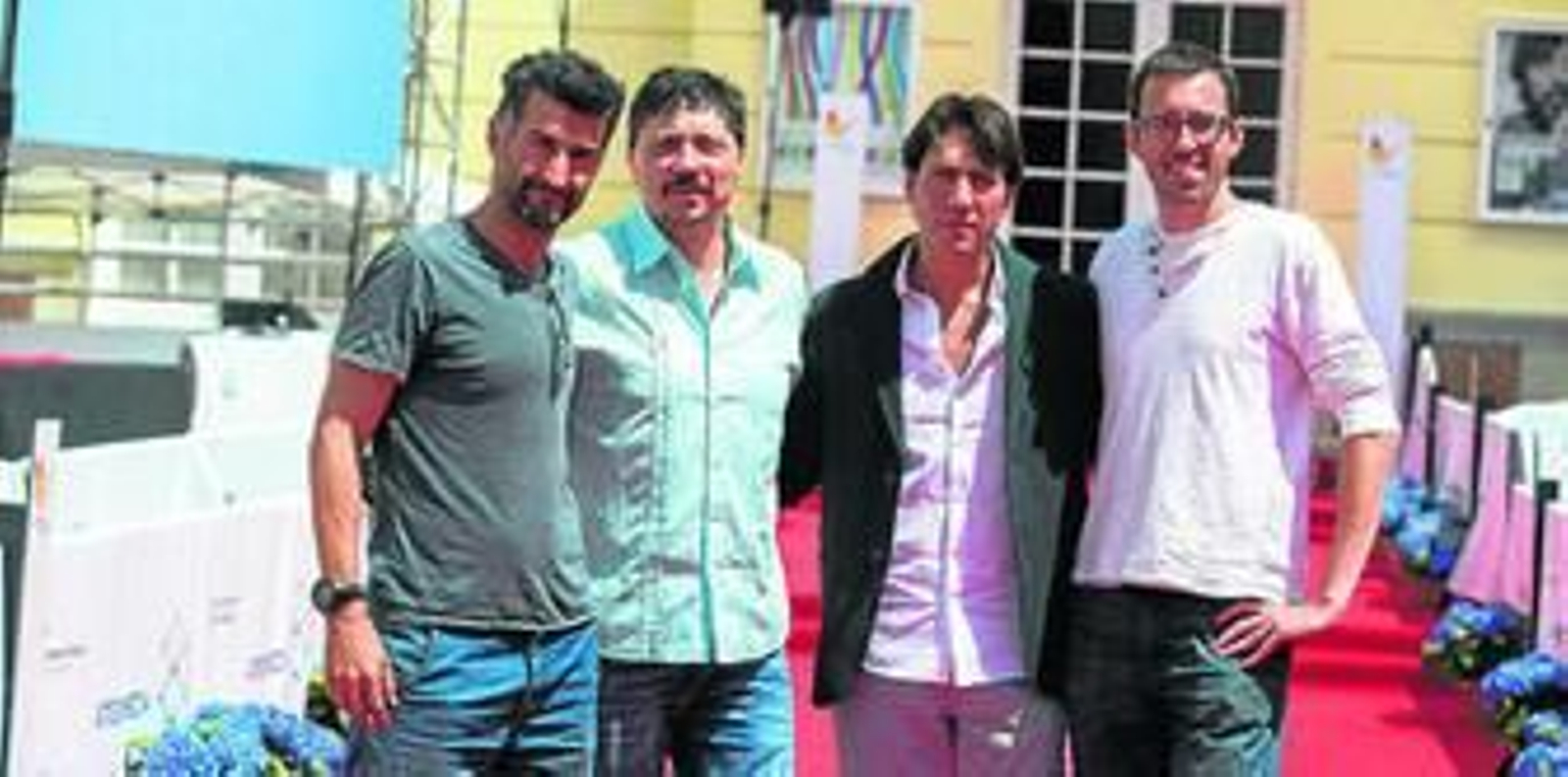 El productor Ibon Comezana, los actores Carlos Bardem y Alberto Ammann y el director Barney Elliot, ayer, en las puertas del Cervantes.