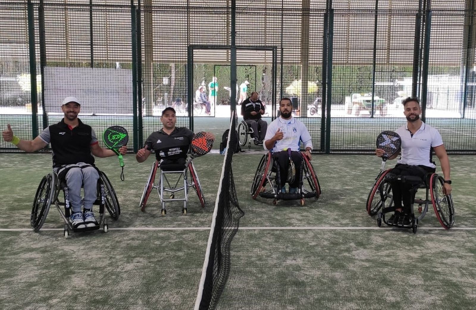 Los cuatro finalistas posan en la pista de Pineda.