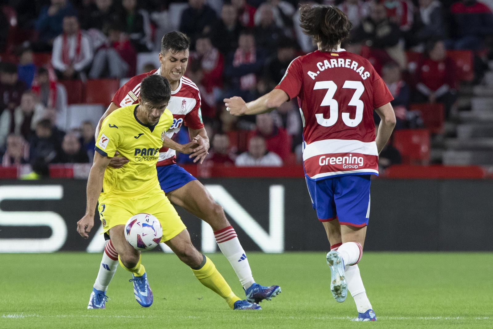Una acción del Granada-Villarreal de este lunes