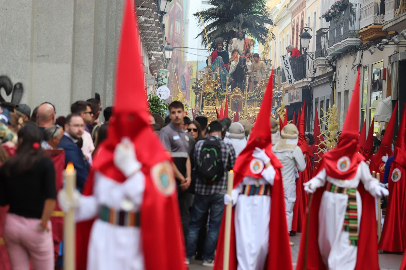 Imágenes del recorrido de la Borriquita  por las calles de Huelva