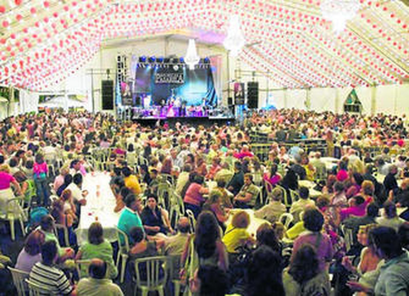1. Ambiente en la caseta durante la celebración de la Feria en años anteriores. 2. Las principales calles de Arroyo de la Miel se alumbran para dar la bienvenida a todos los ciudadanos y turistas que visitan los festejos de San Juan. 3. Los más pequeños pueden disfrutar de un sinfín de atracciones 4. Un feriante ultima los detalles de la atracción para que esté lista para los días de Feria.