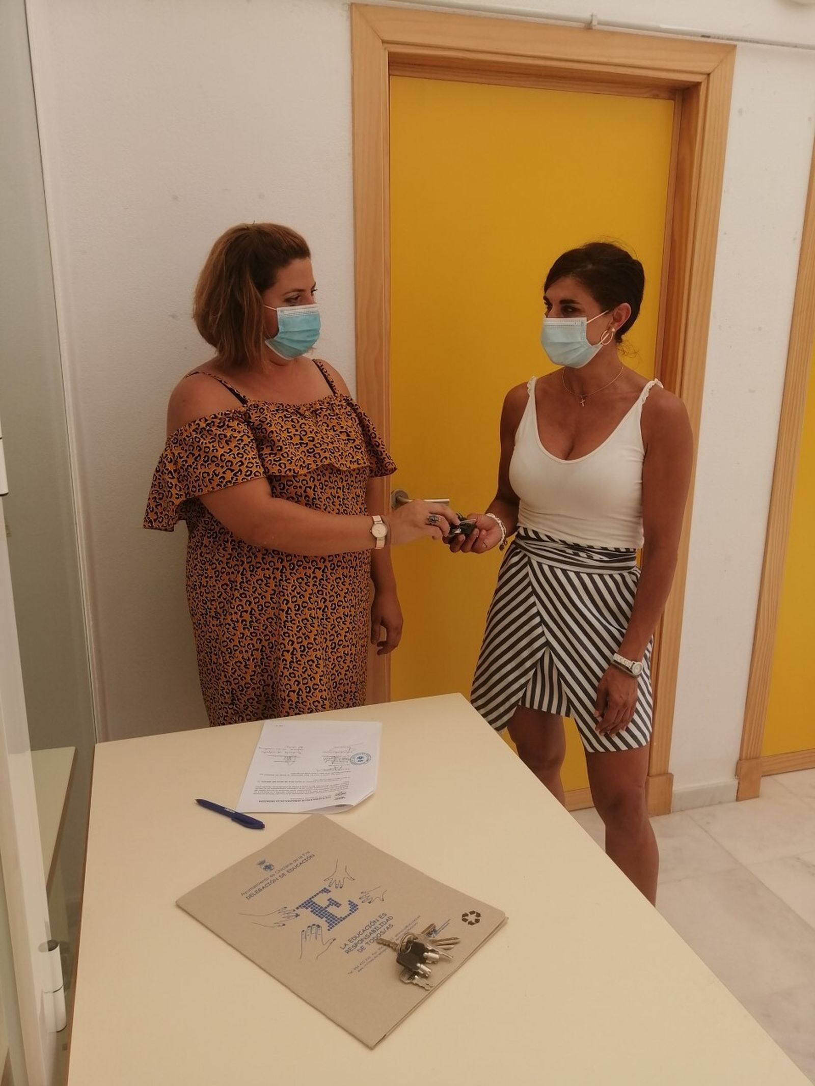 La edil Esther Gómez en el momento de la entrega de llaves a Lucía Guerra.