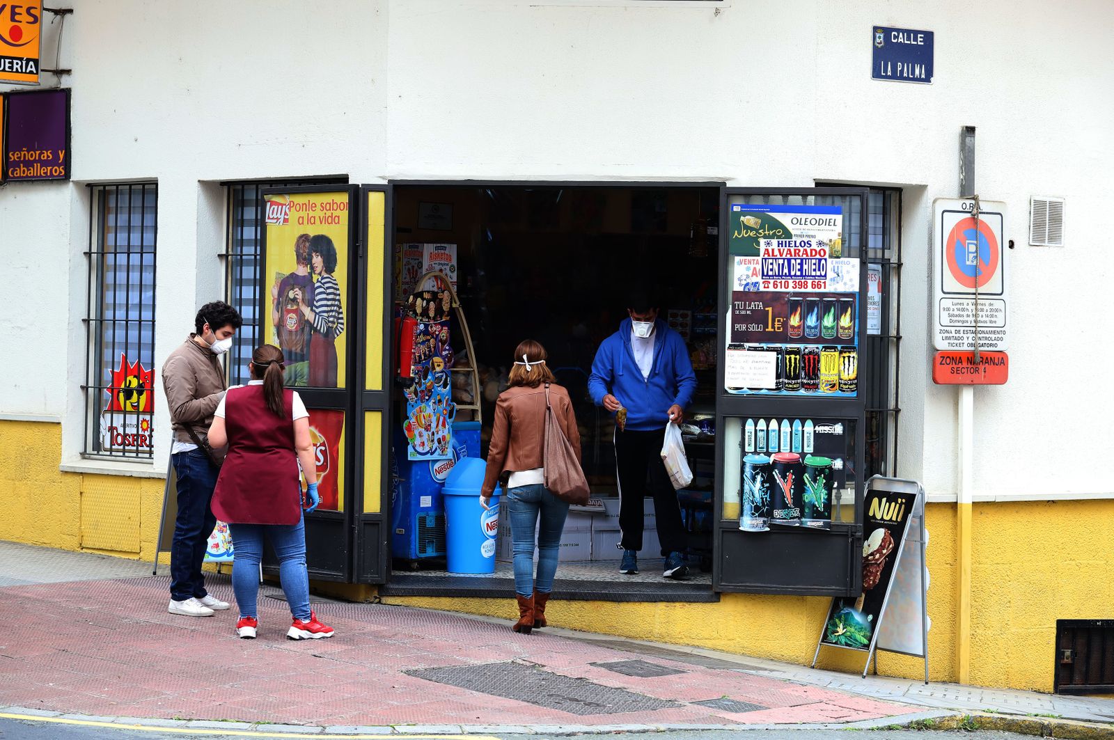 Imágenes de la actividad en las pequeñas tiendas de alimentación, fruterías y pescaderías