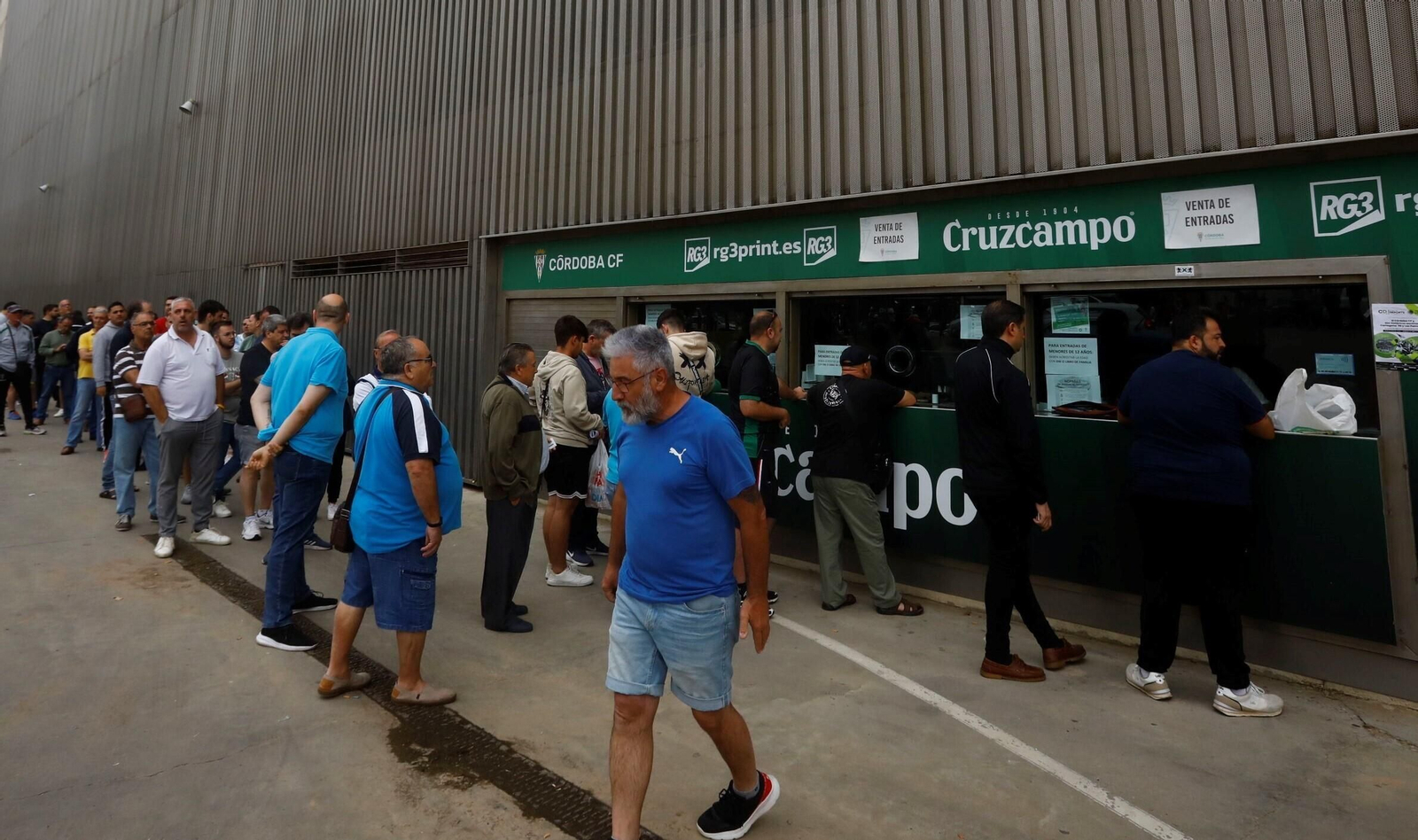 Varios abonados del Córdoba CF guardan cola en la taquilla de El Arcángel. Varios abonados del Córdoba CF guardan cola en la taquilla de El Arcángel.