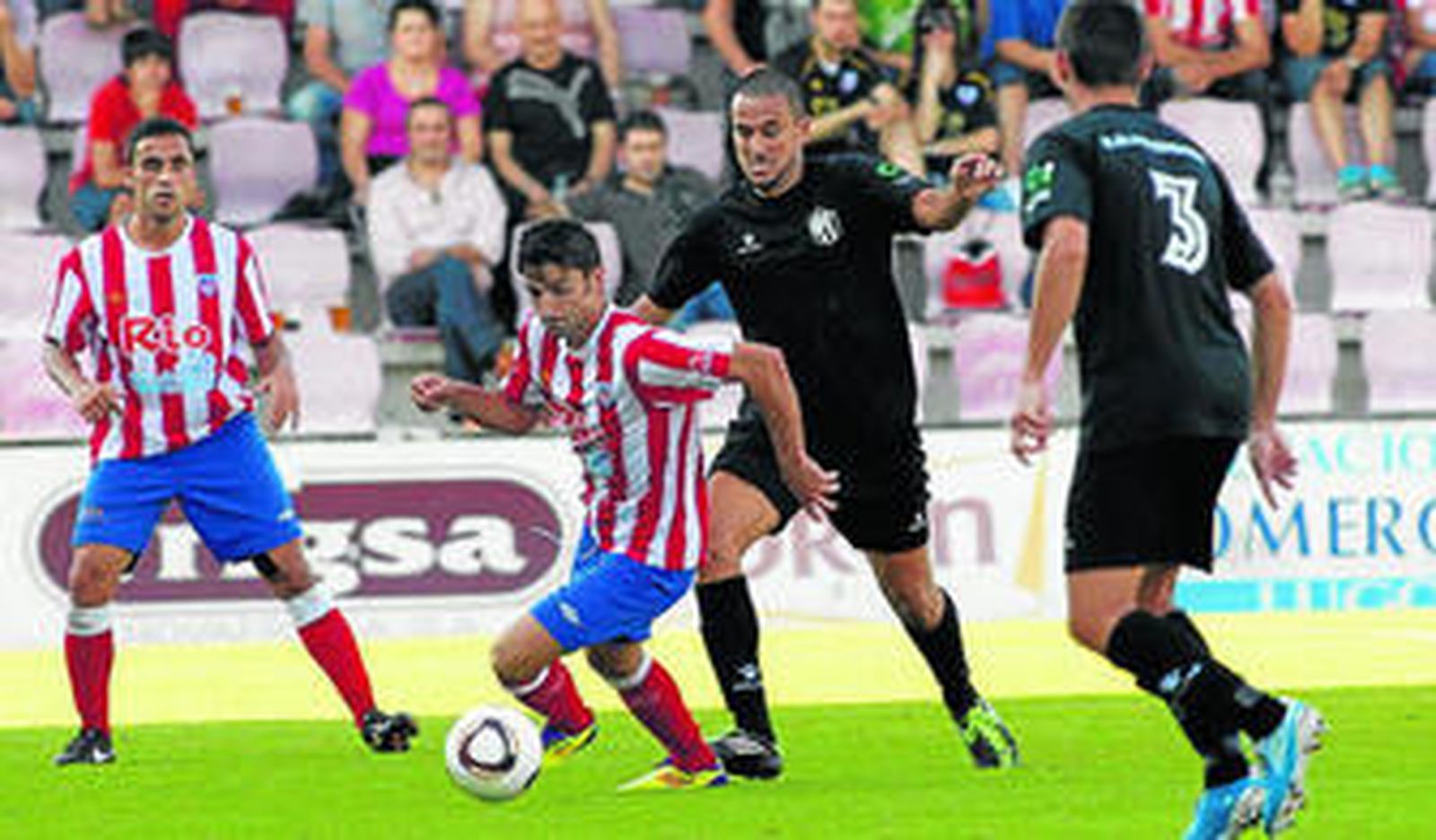 Sergio Iglesias avanza con el balón en el partido del pasado fin de semana contra el Vecindario.
