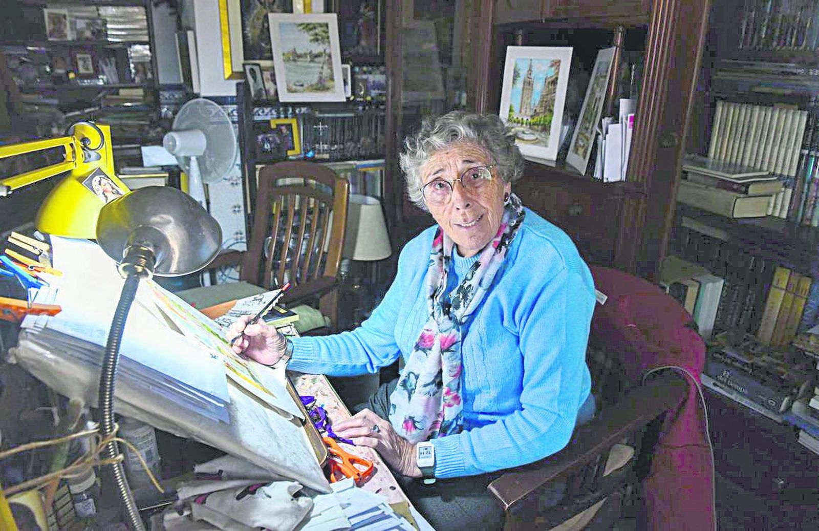 Angelines Uría, en su mesa de trabajo donde sigue pintando y soñando con colores.